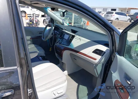 2013 Toyota Sienna Xle V6 8 Passenger z USA, uszkodzony, nr VIN 5TDYK3DC6DS340954